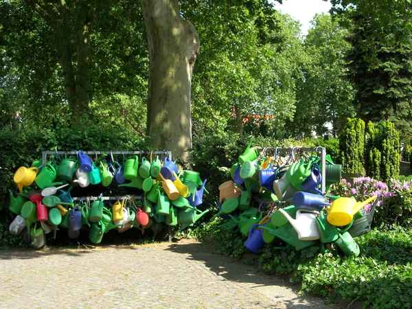 Gießkannen-Getümmel auf dem Friedhof