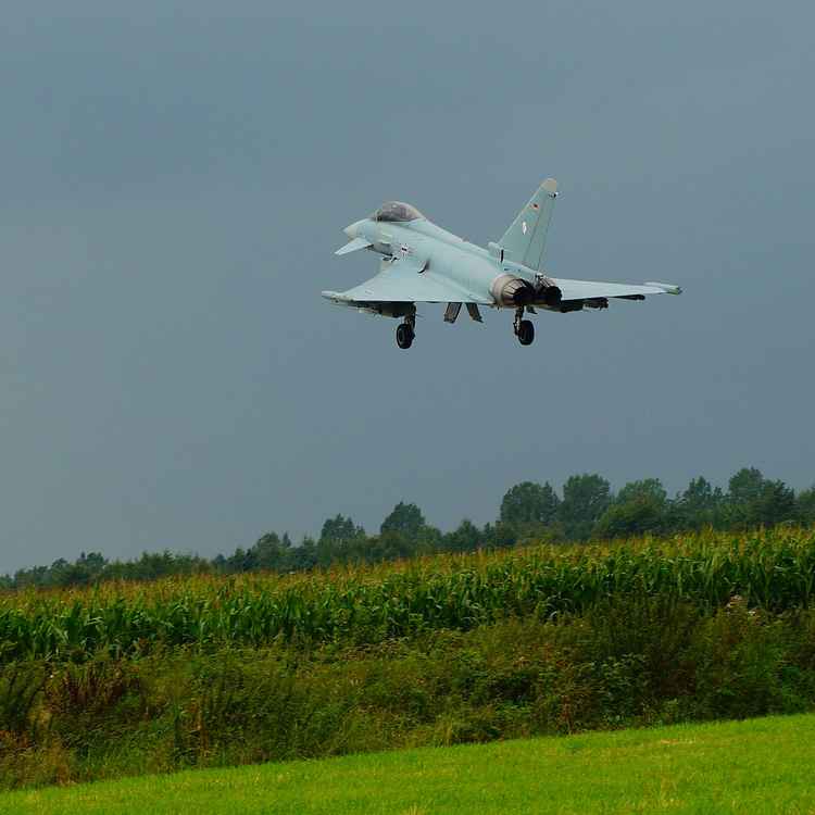 EF bei Schlechtwetter im Endanflug - dicht über das Feld