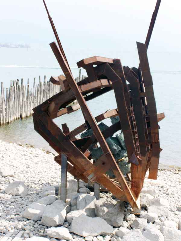 Kunst am Bodensee (Schiffswrack) in Wasserburg