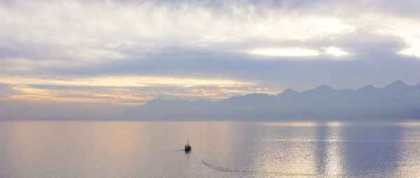 Bootsausflug in der Dämmerung