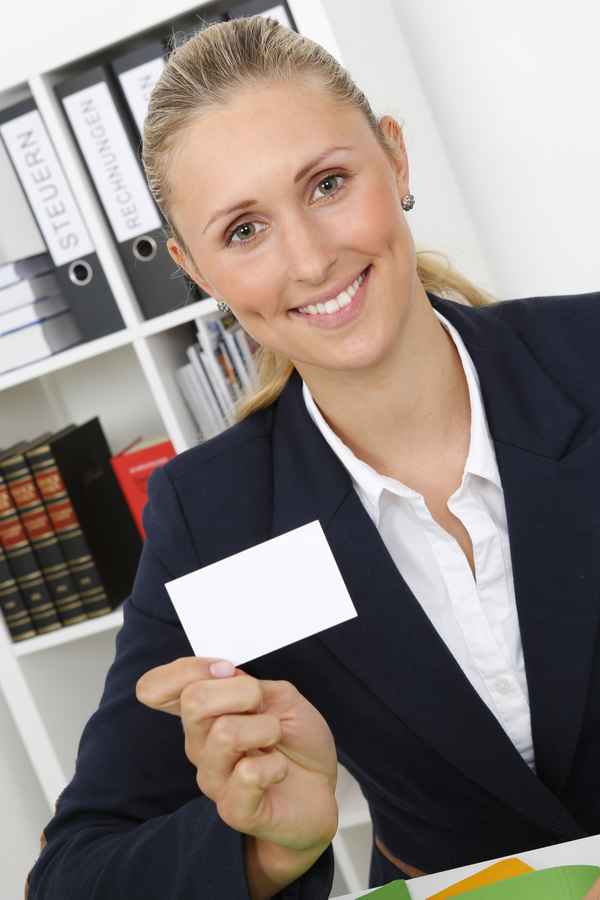 Frau mit Visitenkarte