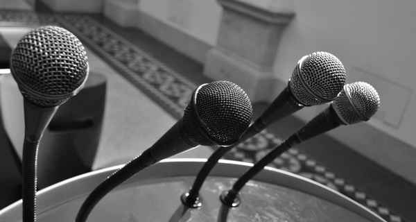 Reden halten in schwarz weiß