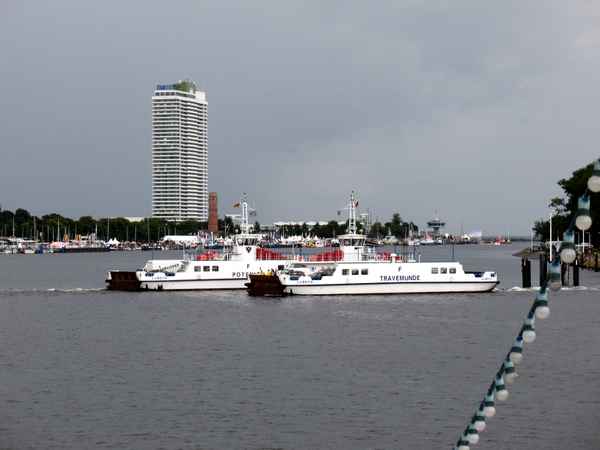 Travemünde Priwallfähren begegnen sich