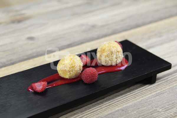 Topfenknödel auf Himbeersoße
