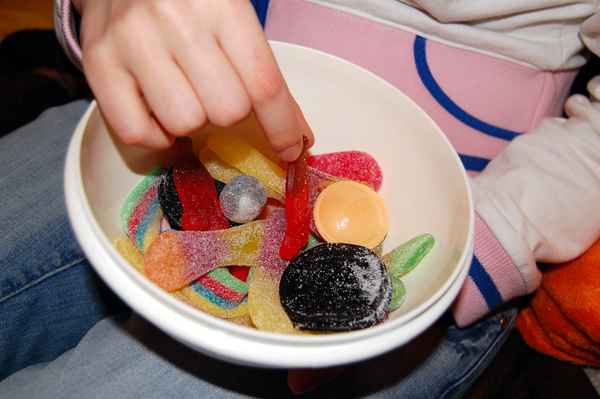 der Griff zu den Süßigkeiten