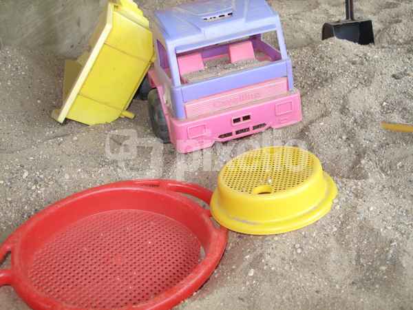 Im Sandkasten spielen