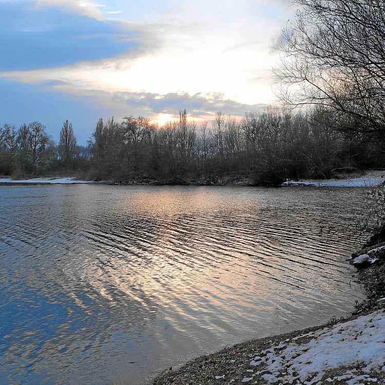 alter Baggersee im Winter