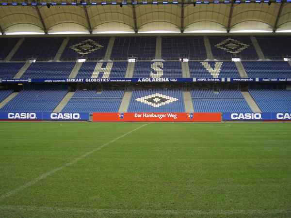 AOL Arena beim betreten des Rasens