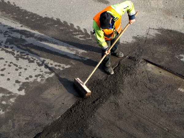 Straßenarbeiter mit Besen