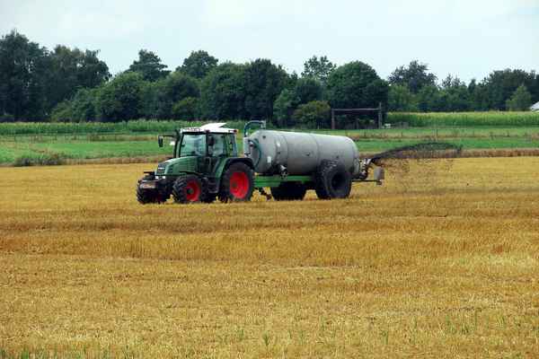 Gülle auf den Acker verbringen