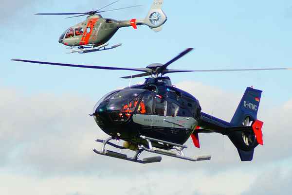 EC 135 bei Start bzw . Landung