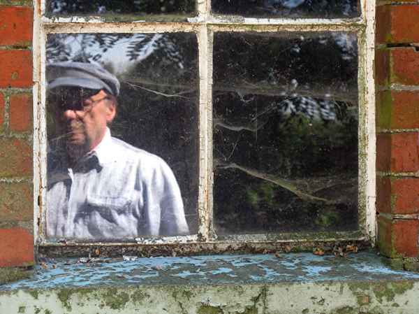 Spiegelung im Fenster einer Schäune
