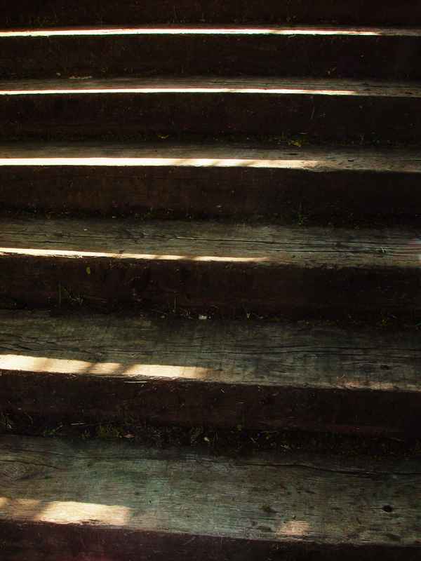 beleuchtete Holztreppe