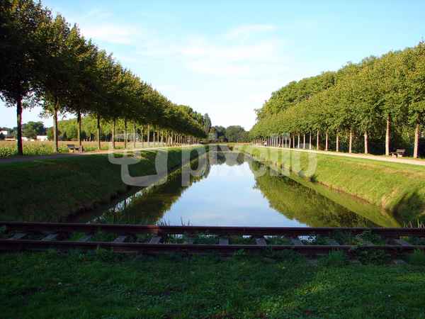 Schiene kreuzt Wasser