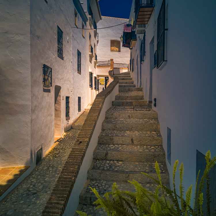 Durch diese Gasse muss er kommen