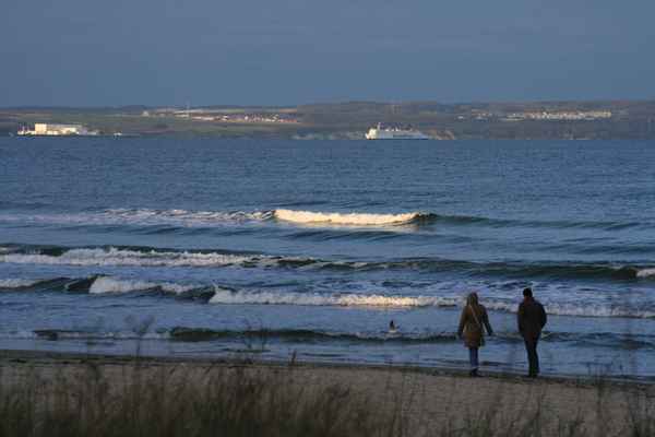Wellen Strand und Schifffahrt