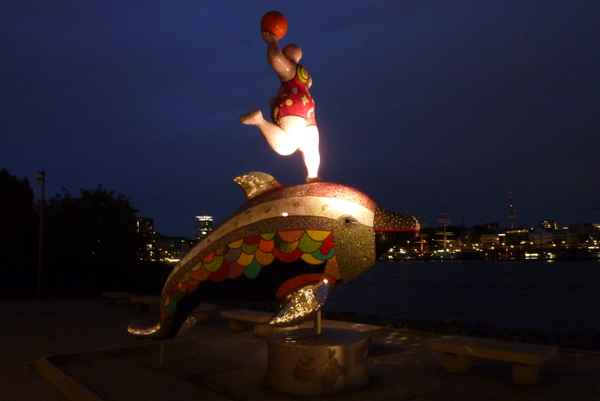 Frau mit Delphin