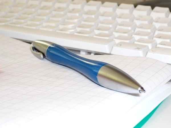 Kugelschreiber und Computer