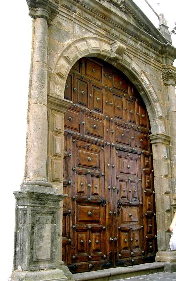 Schwere Holztür mit Beschlägen