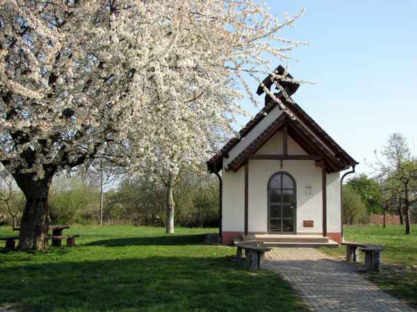 Frühling an der Kapelle