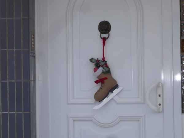 Schlittschuh hängt an der Tür