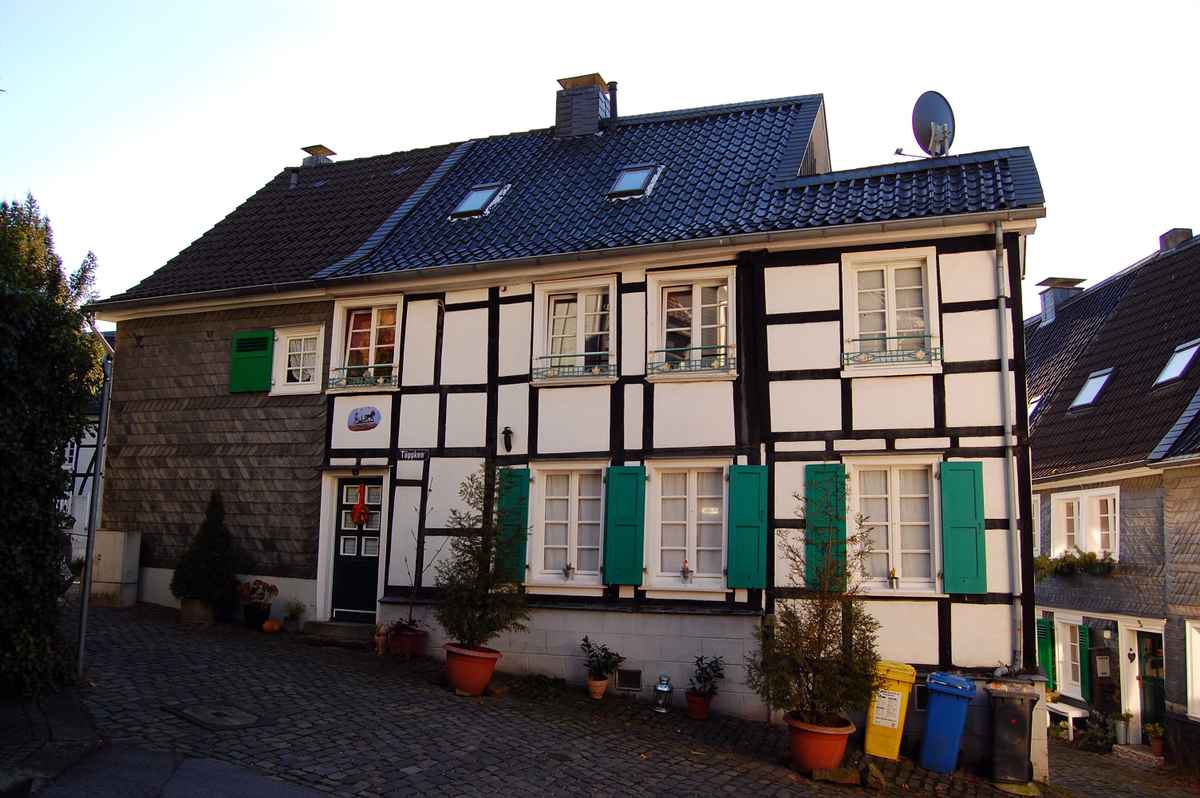 Fachwerk an Schieferhaus