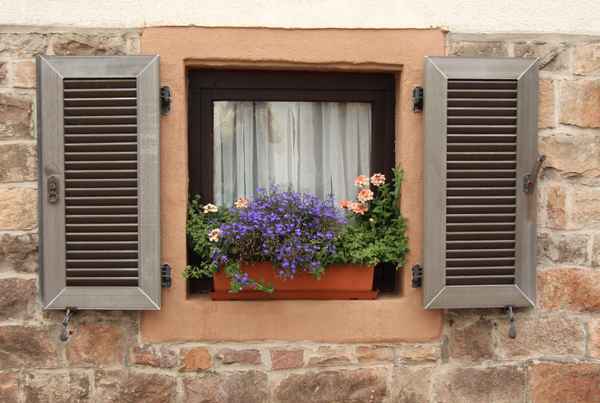 kleines Fenster mit Blumenschmuck