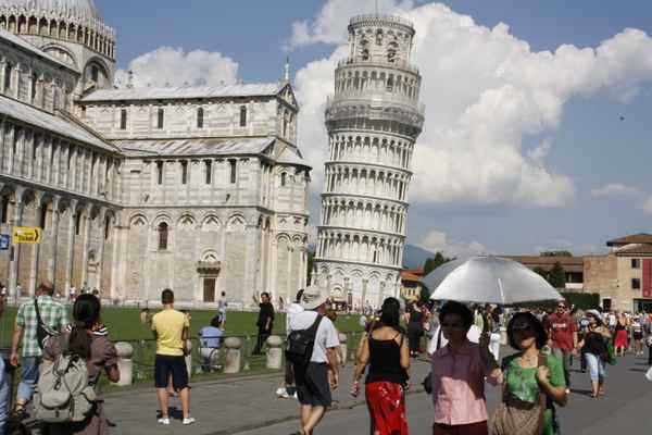 Schiefer Turm von Pisa und ein Teil vom Dom Santa Maria Assunta