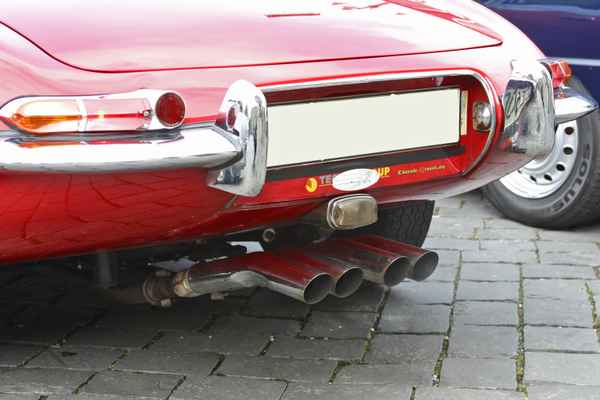 04_Jaguar_E-Type_6-Zyl._Auspuff