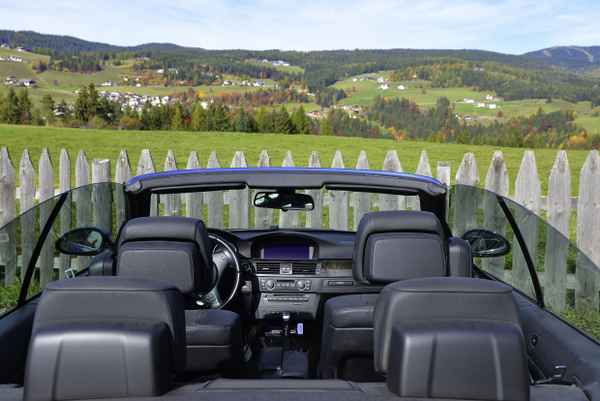 Cabriolet vor herbstlicher Traumkulisse
