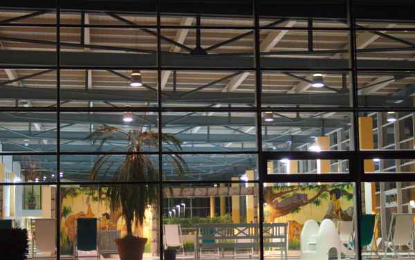 Hallenbad bei Nacht