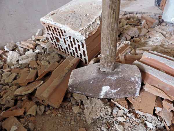 Der gewaltige Hammer auf der Baustelle
