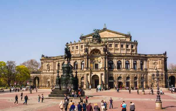Dresden Semper-Oper mit Theaterplatz