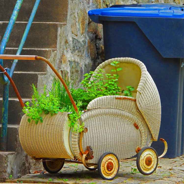 Ausgedienter Kinderwagen
