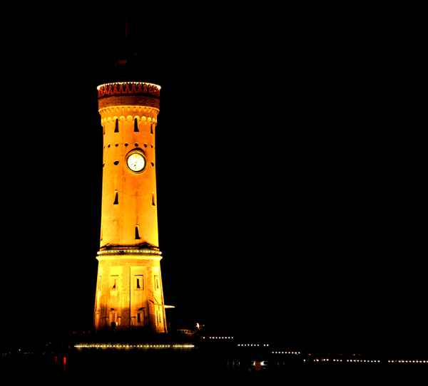 LEUCHTTURM VON LINDAU BEI NACHT