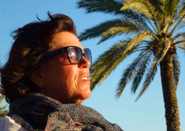Seniorin unter südlicher Sonne