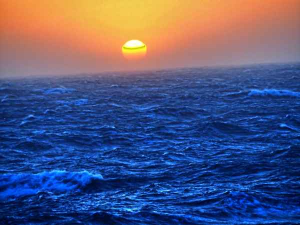 Sonnenuntergang bei bewegter See