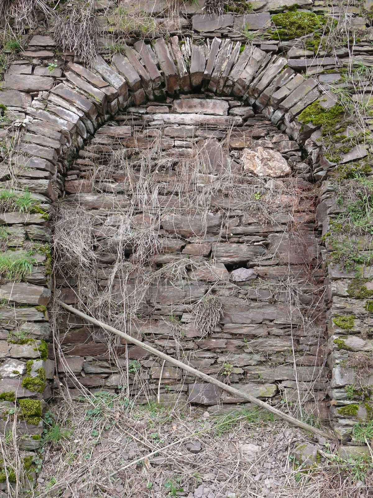 Torbogen in einer Trockenmauer
