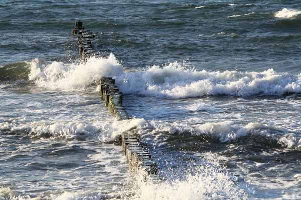 Wellenbruch an der Buhne