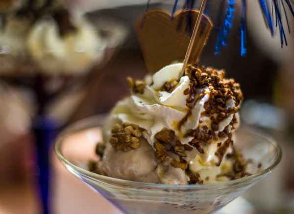 Eisbecher mit Walnuss und Sahne