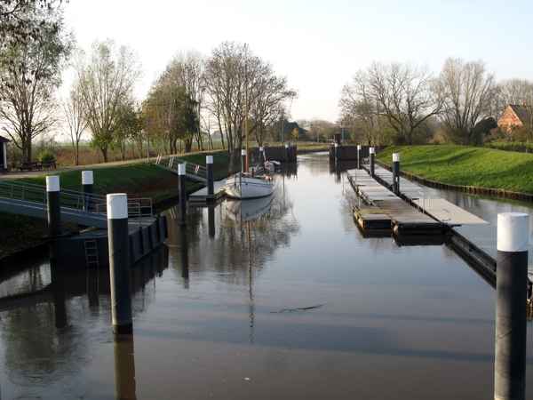 Schleuse Kasenort mit dem Hafen
