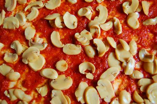 frisch belegte Pizza Funghi