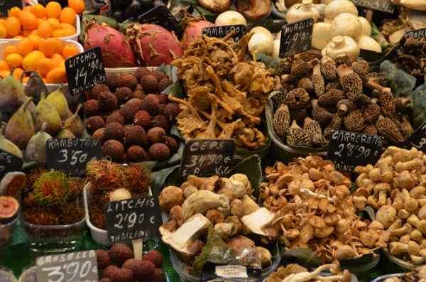 Pilze und Früchte auf dem Wochenmarkt