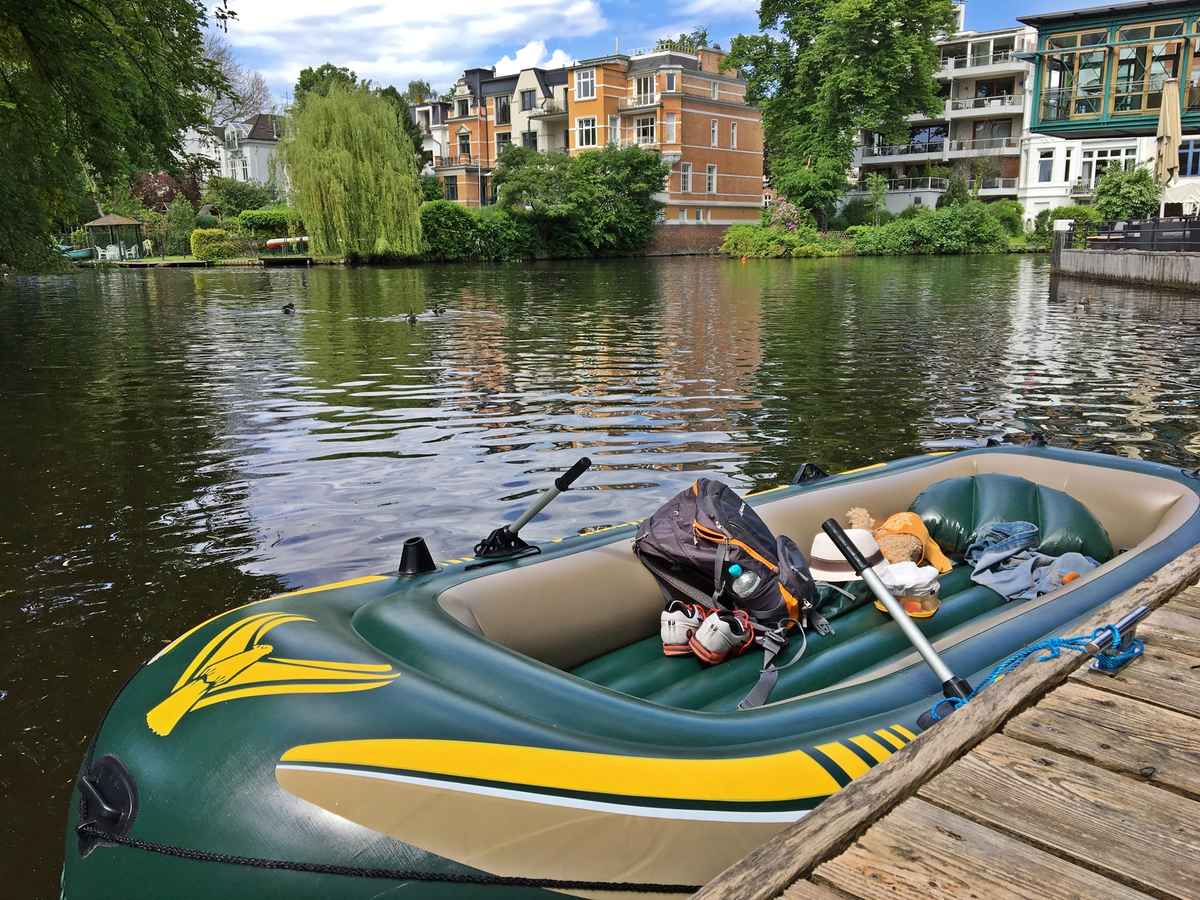 Mit dem Schlauchboot durch Hamburg