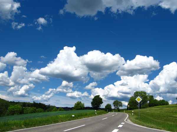Landstraße im Ausflugswetter