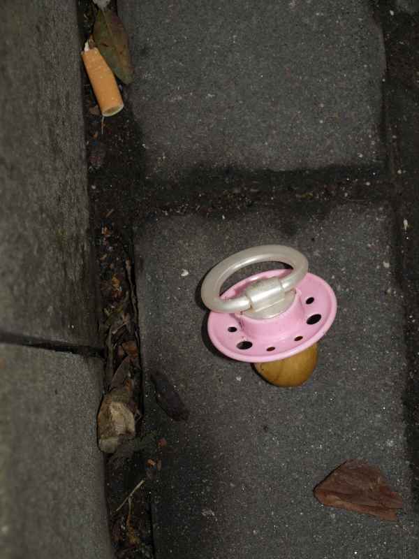 Schnuller in der Gosse