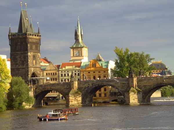 Karlsbrücke in Prag über die Moldau