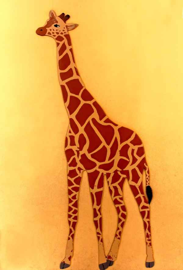 Ein Holzgiraffe an der Wand