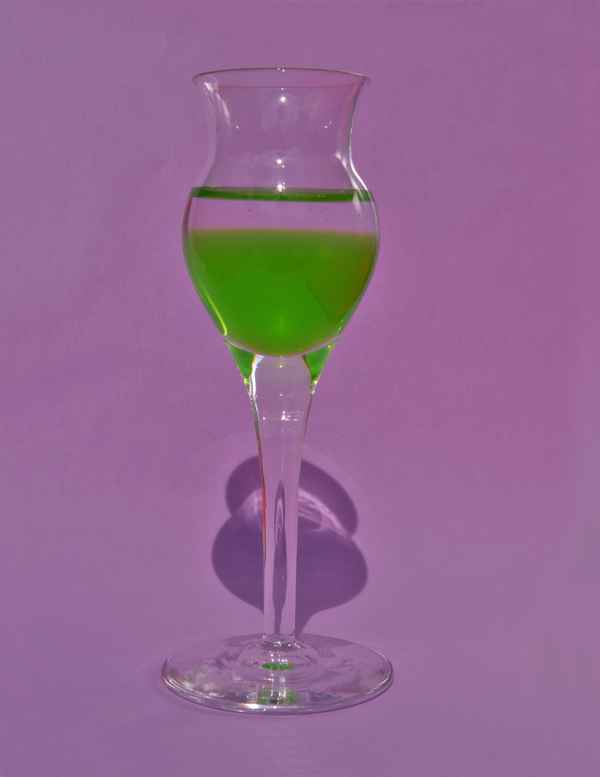 Glas mit Wasser und Zitronensirup