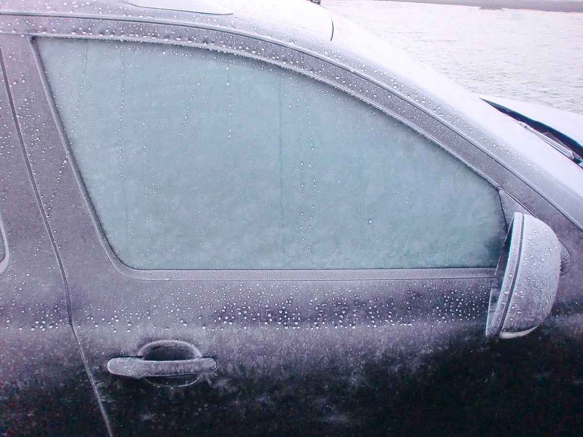 Vereiste Scheibe, gefrorene Autotür